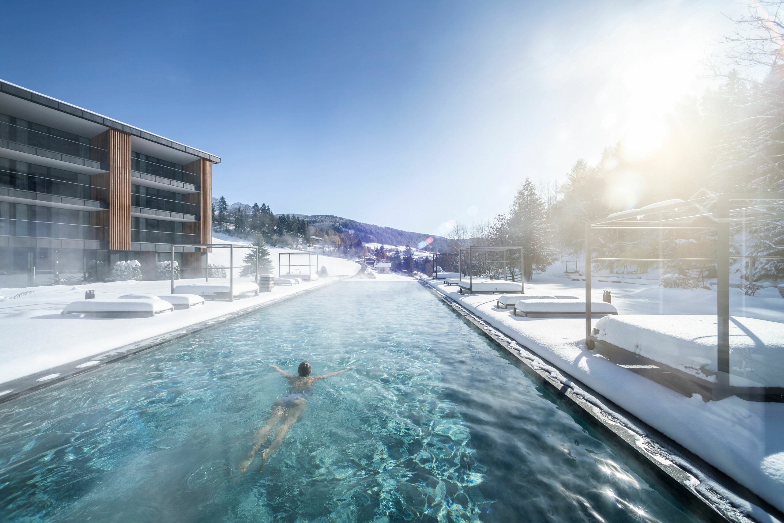 Hotel mit Pool, Meran, und Badeteich im Hotel Viktoria