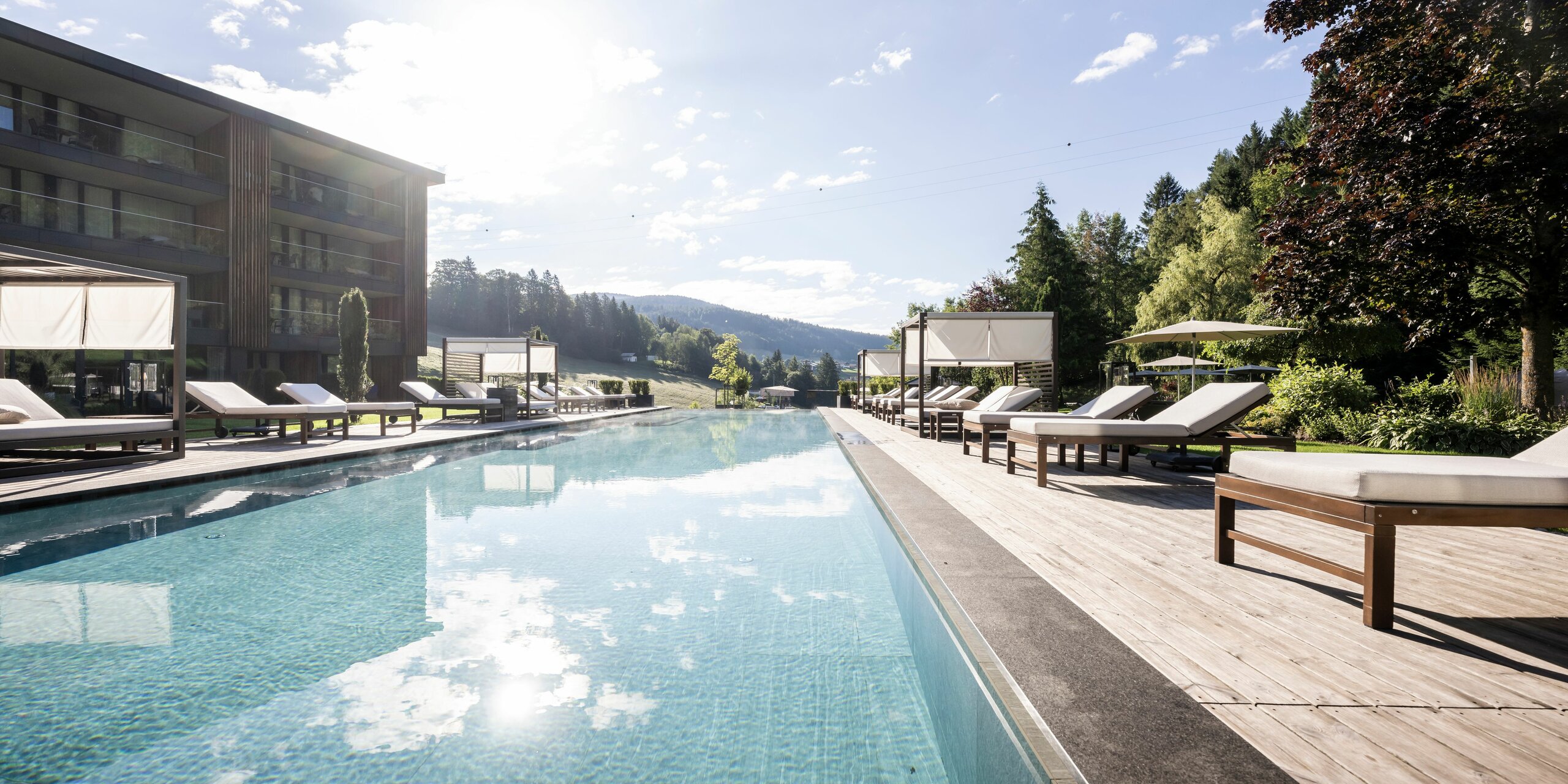 Hotel mit Pool, Meran, und Badeteich im Hotel Viktoria