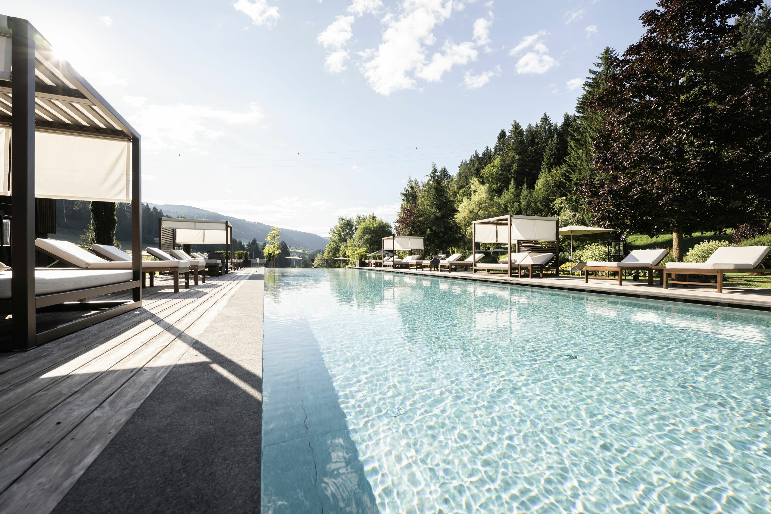 Hotel mit Pool, Meran, und Badeteich im Hotel Viktoria